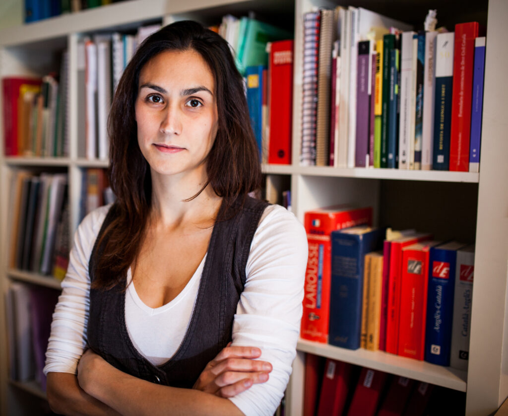 Doctora en lingüística per la Universitat Pompeu Fabra, especialitzada en el llenguatge jurídic català