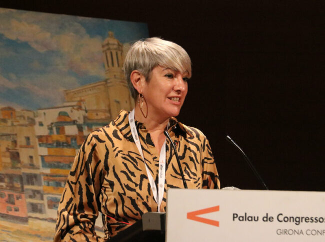 Pla curt de la consellera de Justícia, Lourdes Ciuró, en la seva intervenció en el congrés a Girona aquest dijous 4 de novembre de 2021. (Horitzontal)